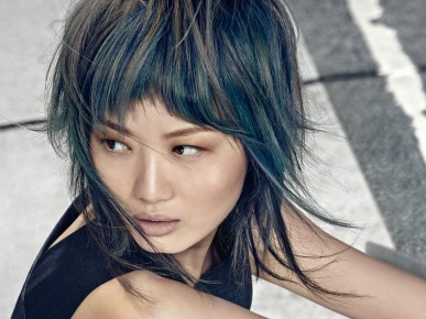 Der stufige Haarschnitt mit kurzem Pony ist eine Anspielung auf den aktuellen androgynen Look. Das Haar ist die Leinwand für die Texture Patina der Haarfarbe, welche die natürlichen Farbverläufe von Natursteinen wie Marmor aufgreift. Es entsteht ein aufregendes Farbspiel aus Grün, Grau und Blau. #patinahair #texture #Pony #shortpony #haircolor #stufig #Stufenschnitt #FriseurPaischer